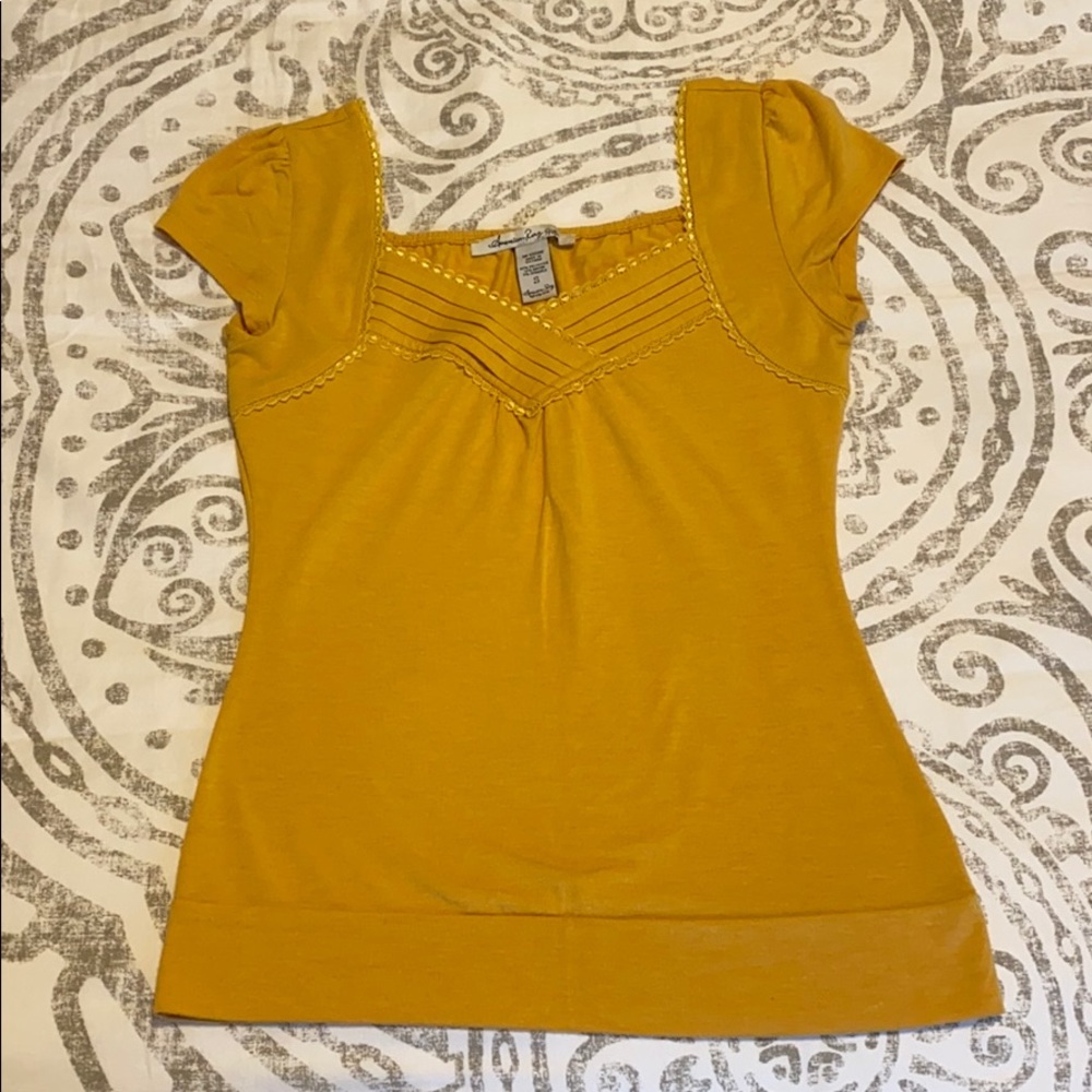 AMERICAN RAG Golden Scalloped Trim Top Small